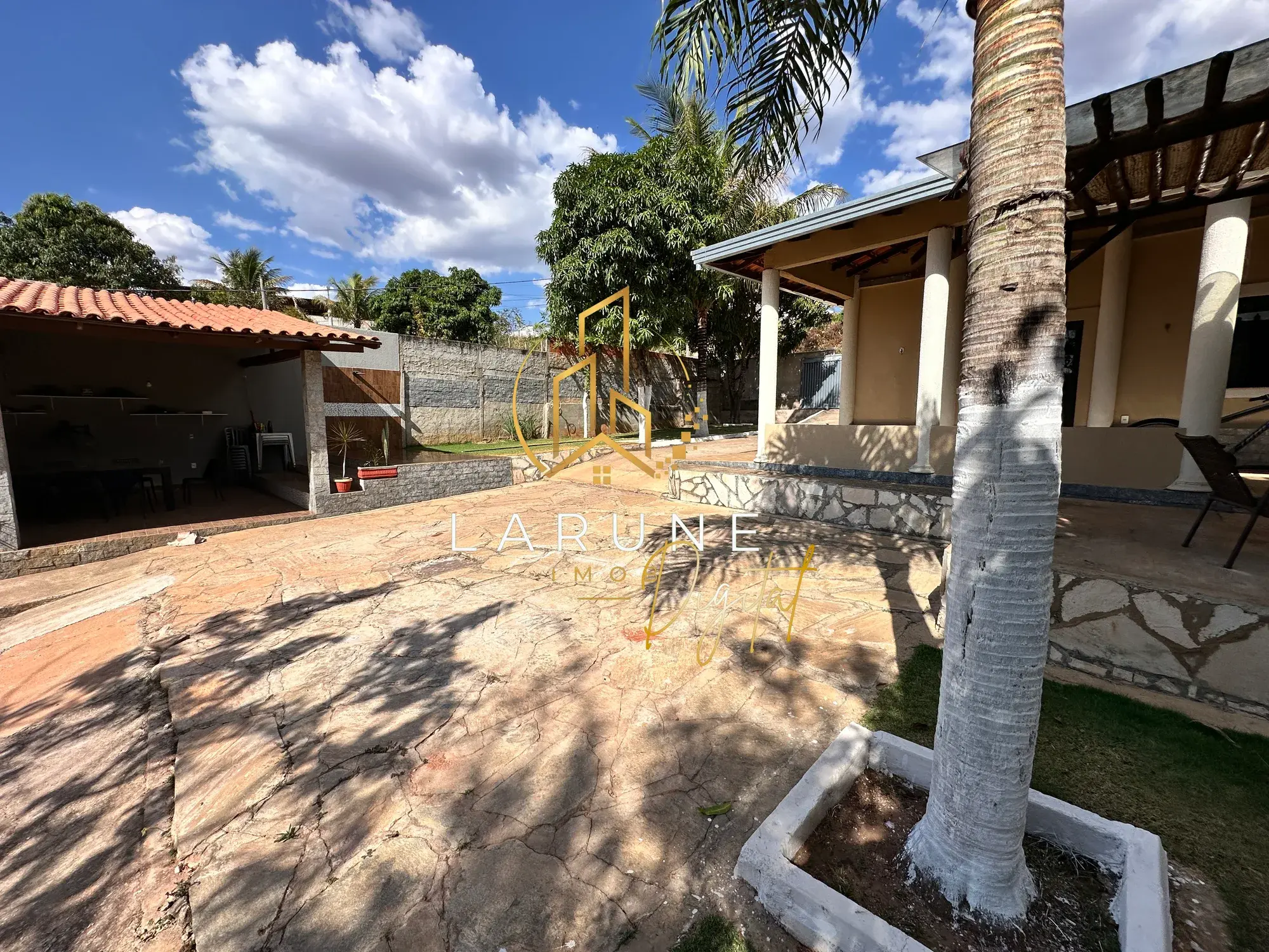 Fachada da casa térrea e quintal no Residencial Kalliandra